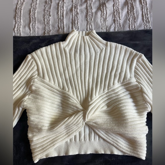 White sweater, from Julie’s boutique in a size large - Picture 3 of 4